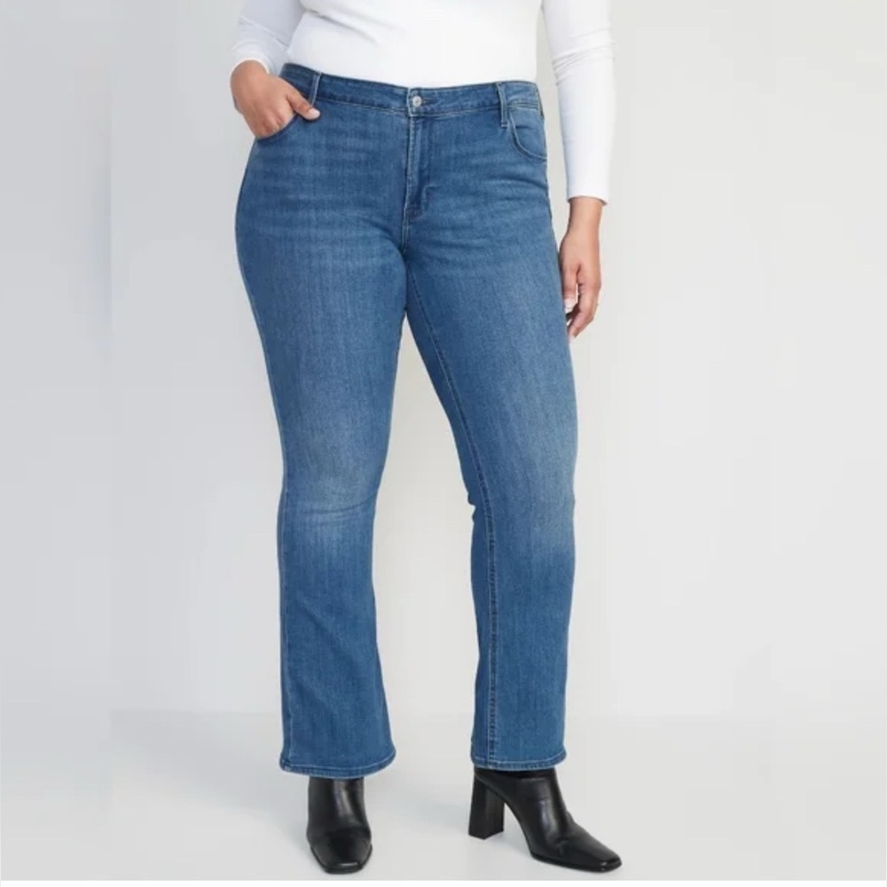 Old Navy Women's Original Mid-Rise Boot Cut Jeans in Blue.     Size-14 Short